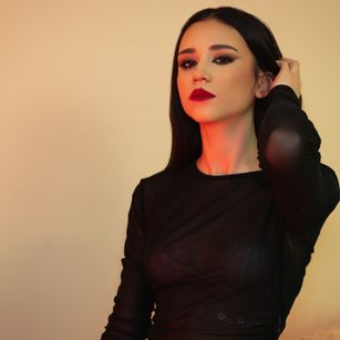 Model - AliceMackenzie brunette