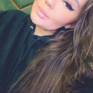 Model - Sascha Blosom oil