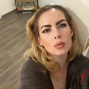 Model - BrianaSey blond