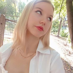 Model - Baila Wood bigbreasts