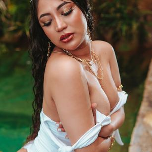 Model - Sarah Smith natural