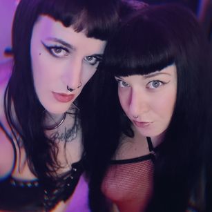 Model - Zoe and Coco blowjob