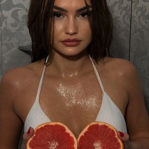 Model - LizzieGrey ass