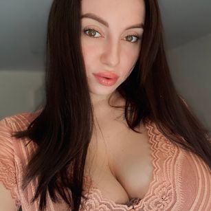 Model - Feral berry striptease