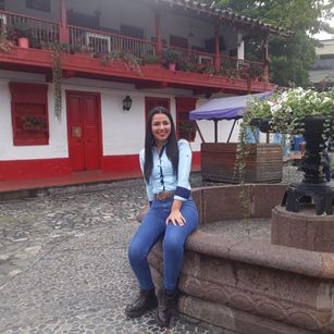 Model - Iris Moira curvy