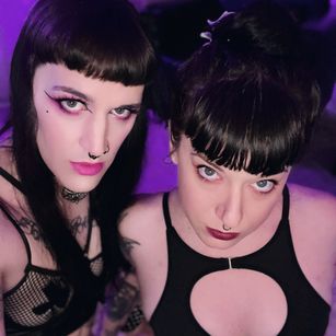 Model - Zoe and Coco joi