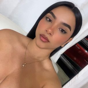 Model - BellaSanders heels