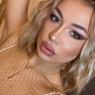 Model - CarrieBrice curvy