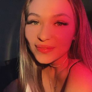 Model - LilysLips naked