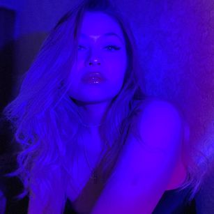 Model - LilysLips cameltoe