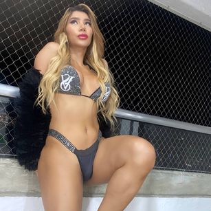 Model - Laura Candice latina