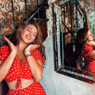 Model - NadiraNoor hairypussy