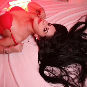 Model - Amena Vans mature