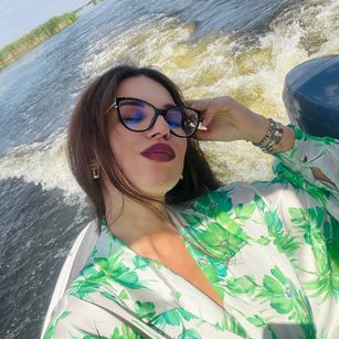 Model - NadiraNoor hairypussy