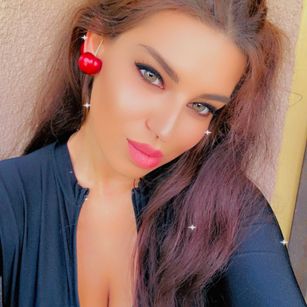 Model - NadiraNoor greeneyes