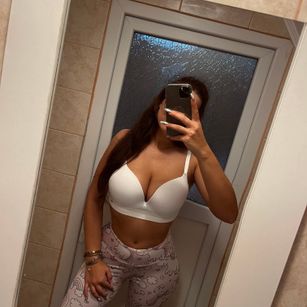 Model - NadiraNoor hairypussy