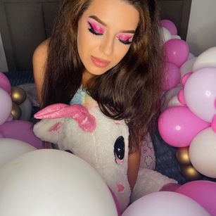 Model - NadiraNoor hairypussy