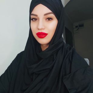 Model - NadiraNoor squirt