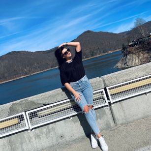 Model - NadiraNoor hairypussy