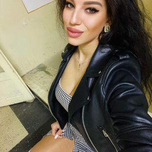 Model - NadiraNoor arab