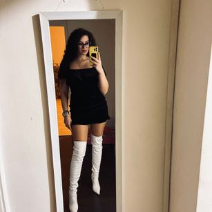 Model - NadiraNoor hairypussy