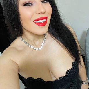 Model - NadiraNoor hairypussy