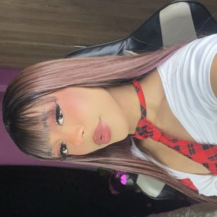 Model - Violet Myers travel