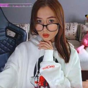 Model - Karolina young