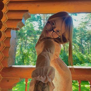 Model - Karolina butt