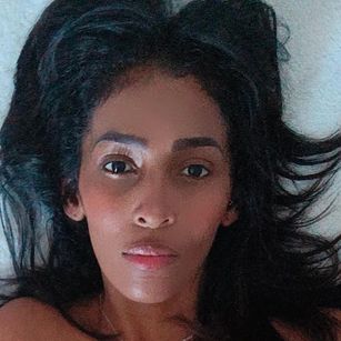 Model - Aurora ebony chorro