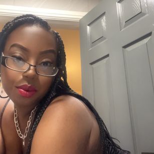 Model - Mercedes hugetits