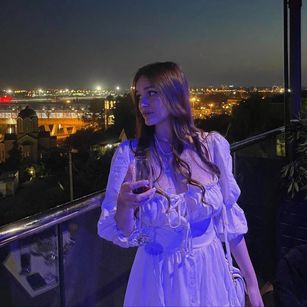 Model - Molan masturbation