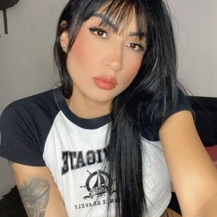 Model - Dakota baile