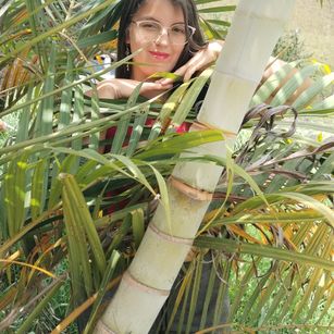 Model - Olivia Falcon latina