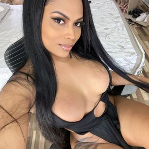 Model - Victoria phillips top