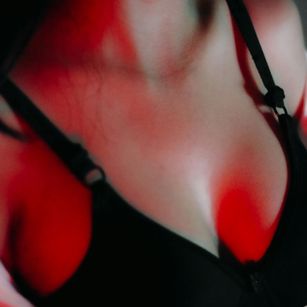 Model - Lydia Violet brunette