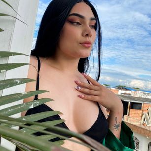 Model - Amara miller cum