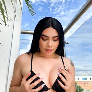 Model - Amara miller cum