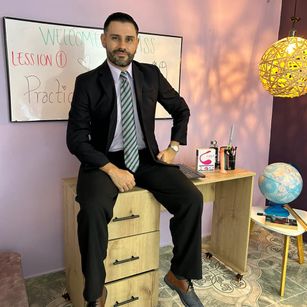 Model - JONAS BEARD LUSH