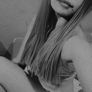 Model - linda purple feet