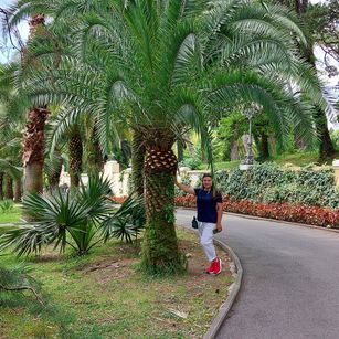 Model - Karina Hart curvy