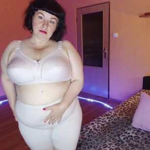 Model - ErinSmart dildo