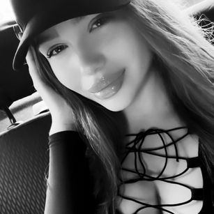 Model - evil emilia sexshow