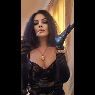 Model - MissLaura smoking