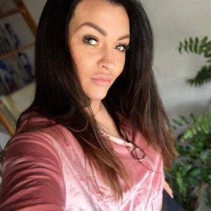 Model - Nela gray boots