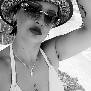 Model - marianaaguii smoking