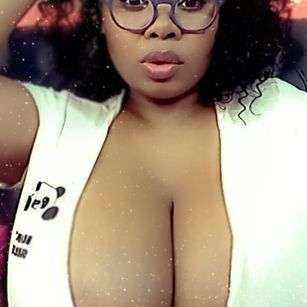 Model - HugeJugs40DDD pussy