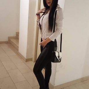 Model - MISTRESS Julia 9