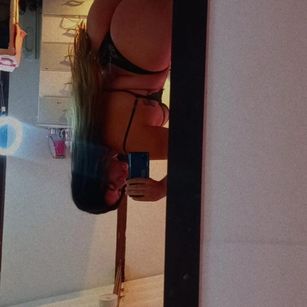 Model - Catalina Peyton hairy