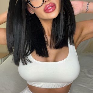 Model - kimberry stockings